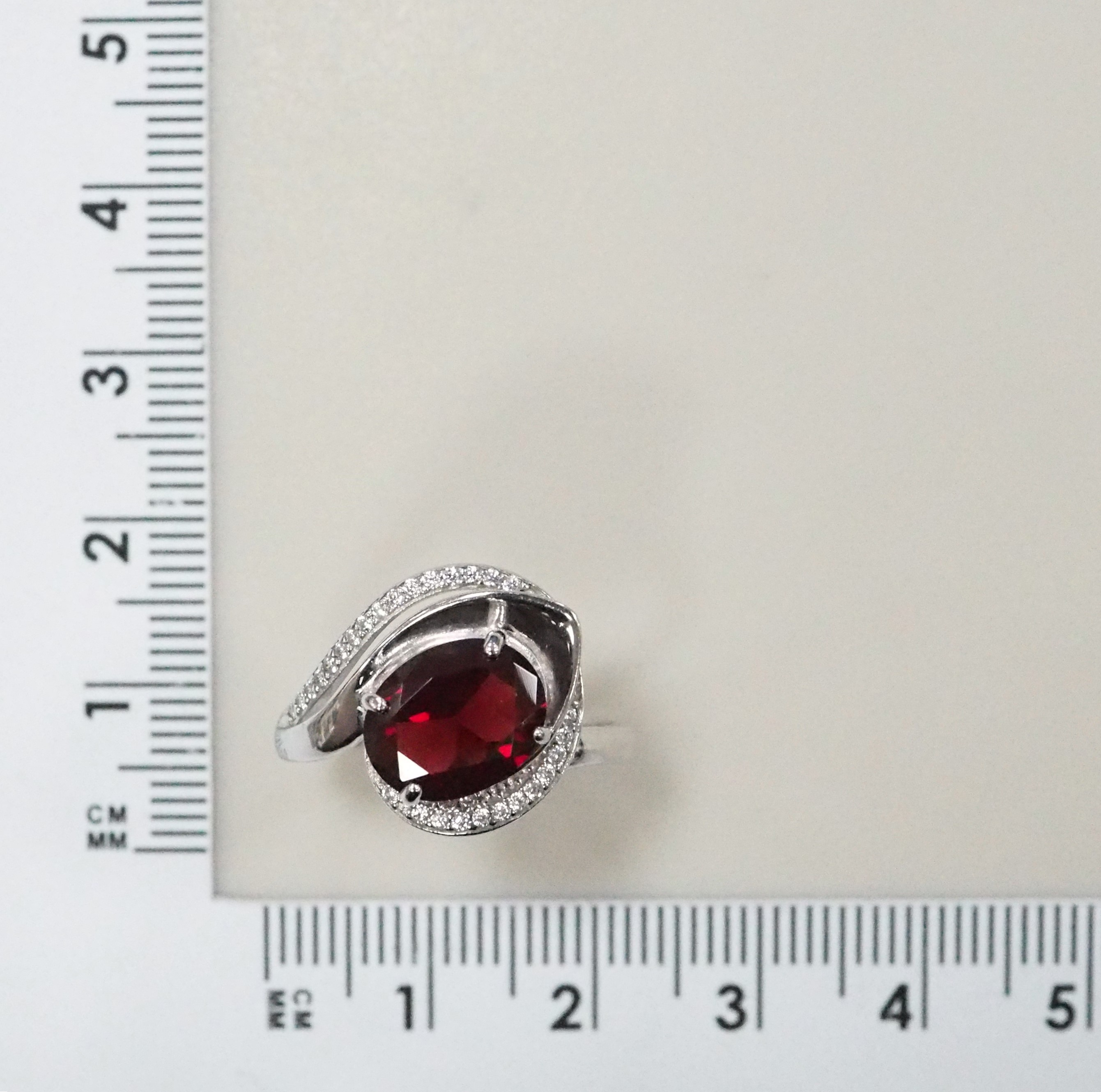 Серебряное кольцо с гранатом